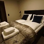 Comfort In Lone Only 20 Minutes Away From The Heart Of The City! *