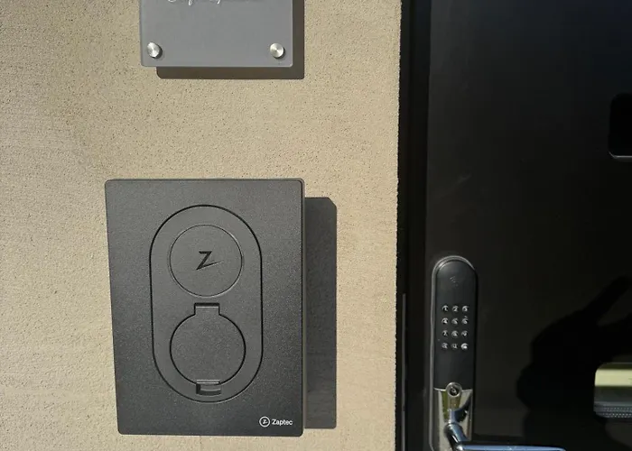 Comfort In Lone Only 20 Minutes Away From The Heart Of The City! *