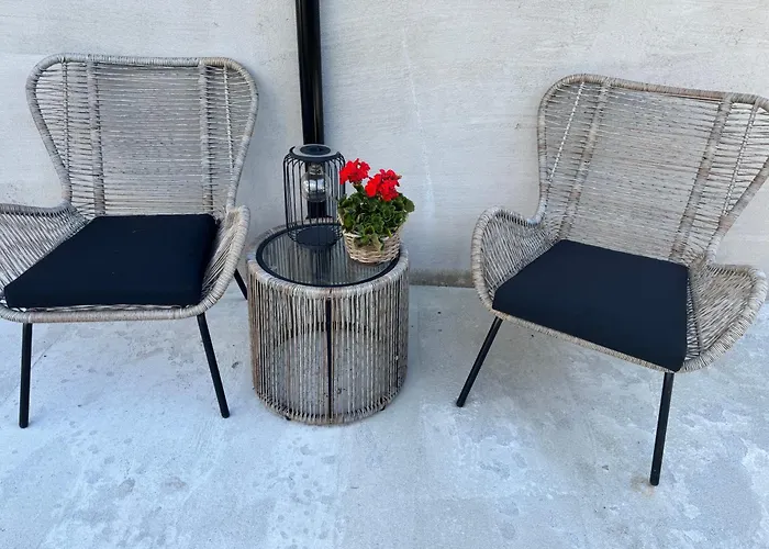 Comfort In Lone Only 20 Minutes Away From The Heart Of The City! Apartment *